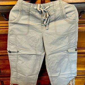 Pretty gray capris size 10 two pockets on top two pockets on the side of legs